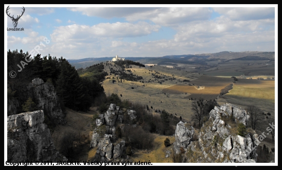 Spiš- Dreveník v pozadí Spišský hrad