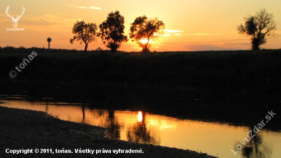 západ slunce za řekou Moravou