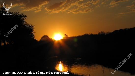 slunce  nad řekou