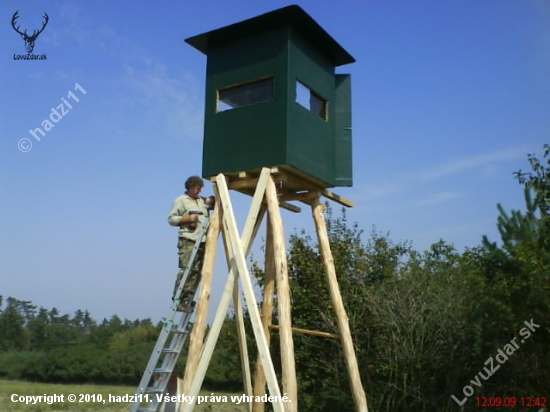 Nový plastový posed