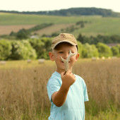 -ležal v nepokosenom poraste-