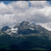 mraky nad kopcami ...