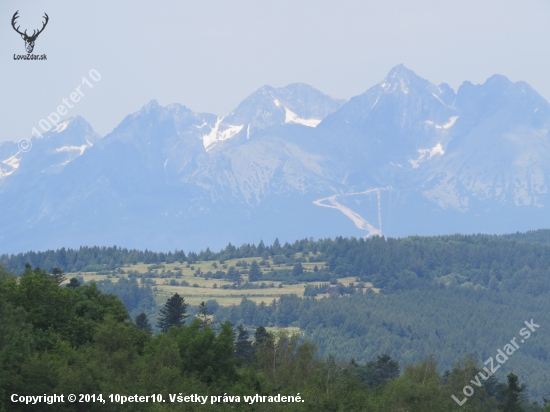 Dvorce a v pozadí Tatry