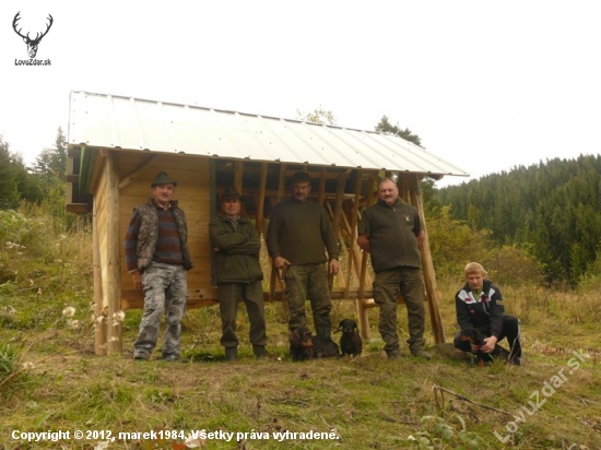 novy krmelec so zasobnikom