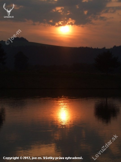 zapad slnka nad rybnikom v CK