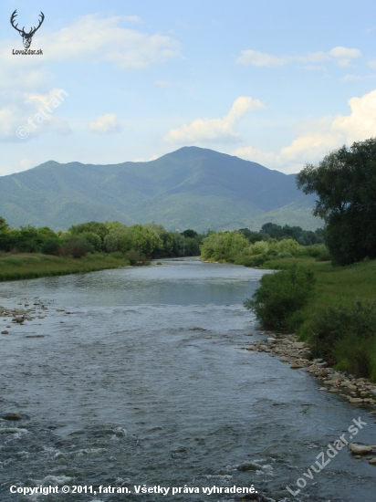 Váh pri Turanoch v pozadí masív Kopy Veľká Fatra