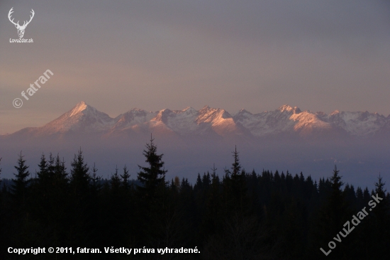 Tatry naše Tatry v posledných lúčoch zapadajúceho slnka