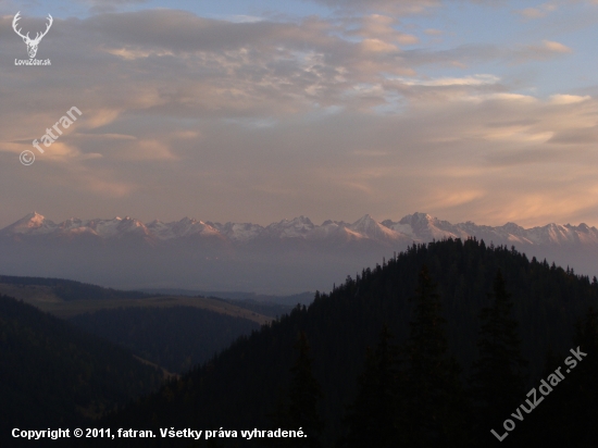 Tatry naše Tatry v prvých lúčoch vychádzajúceho slnka