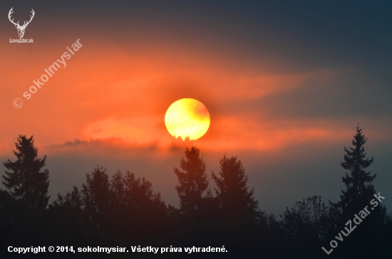 východ slnka a hmla