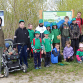 Společné foto Poštolek na Chomoutovském jezeře při poznávání bylin