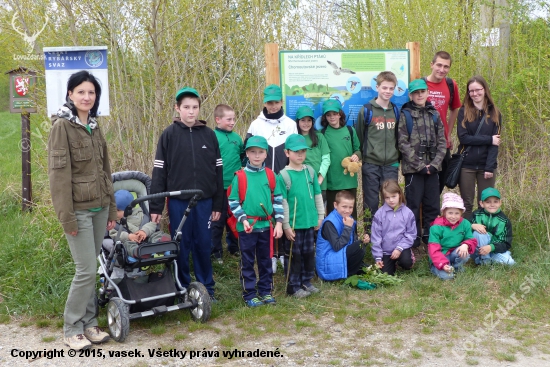 Společné foto Poštolek na Chomoutovském jezeře při poznávání bylin