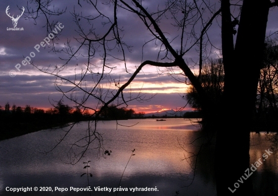 podvečer pri jazere