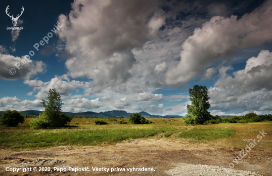 tiahnuce oblaky nad krajinou