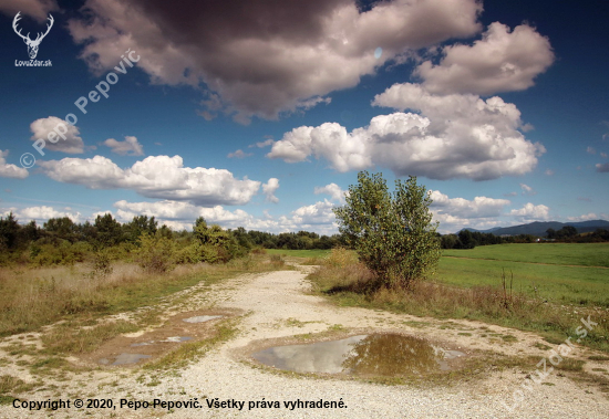 tiahnuce oblaky na východ