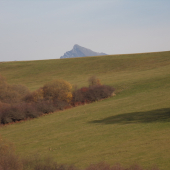 Nakúkal nad horizontom.