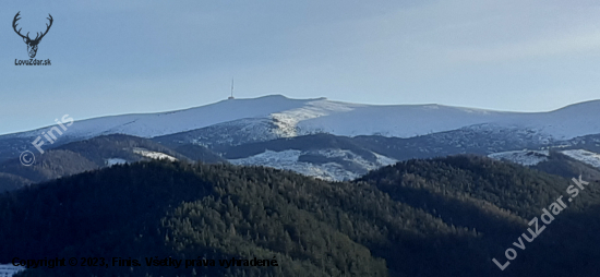 Král'ová Hol'a pred západom slnka spoza dediny.