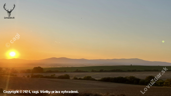 O chvilku zapadne.